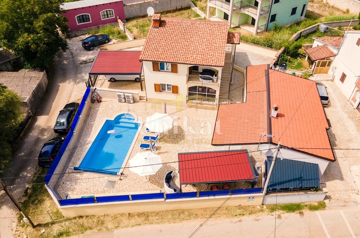 Schönes Haus mit drei Wohneinheiten nähe Porec